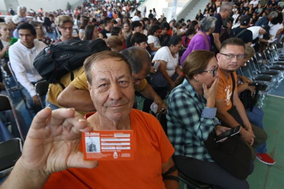 En esta primera tanda un total de mil 72 tlajomulquenses recibieron el plástico.