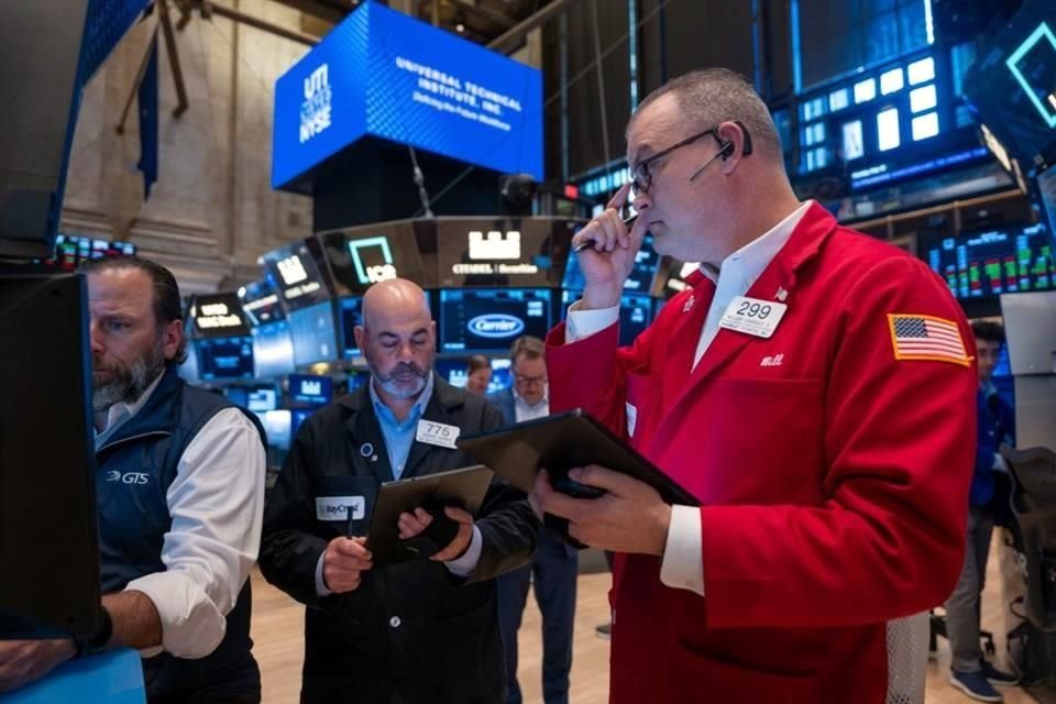 La Bolsa de Nueva York cerró con pocos cambios, al tiempo que los inversionistas tratan de dejar de lado sus preocupaciones en torno al proyecto de presupuesto del Presidente Donald Trump y su efecto sobre la deuda de Estados Unidos.
