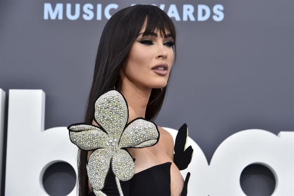 Megan Fox revela que su embarazo con MGK fue inesperado y feliz; ambos se enfocan en criar a su bebé tras separación reciente.