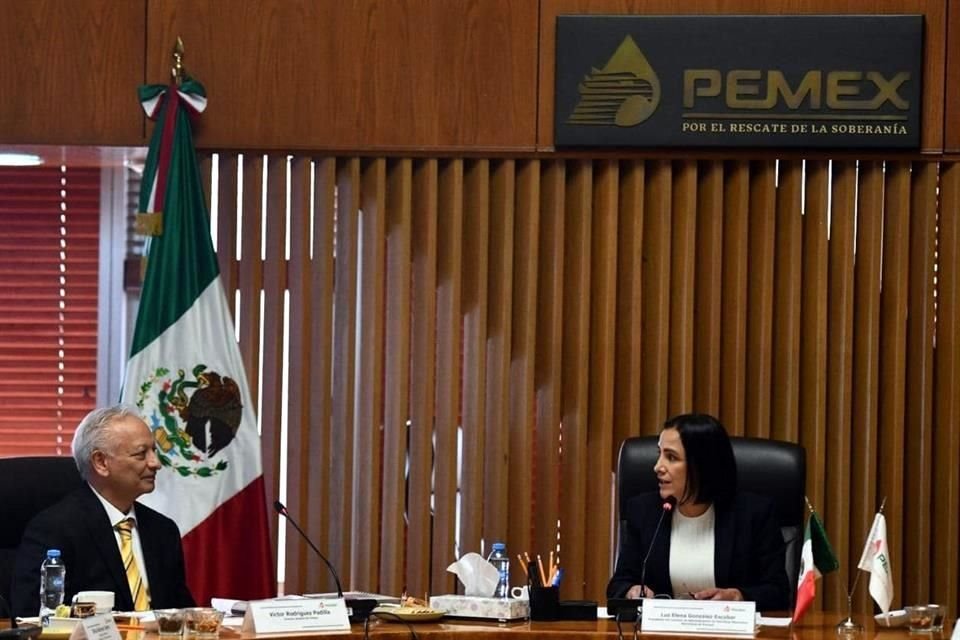 El director de Pemex, Víctor Rodríguez, con la Secretaria de Energía, Luz Elena González, en Pemex.