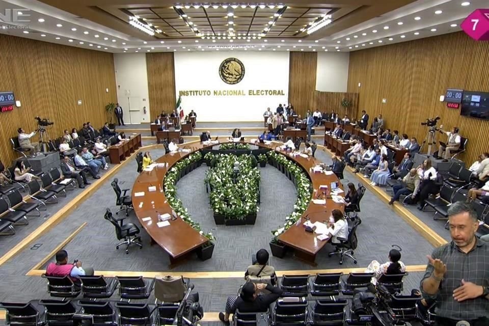 El ex senador Roberto Gil exigió la intervención inmediata del INE y la Fepade por la promoción de acordeones en NL para elección judicial.