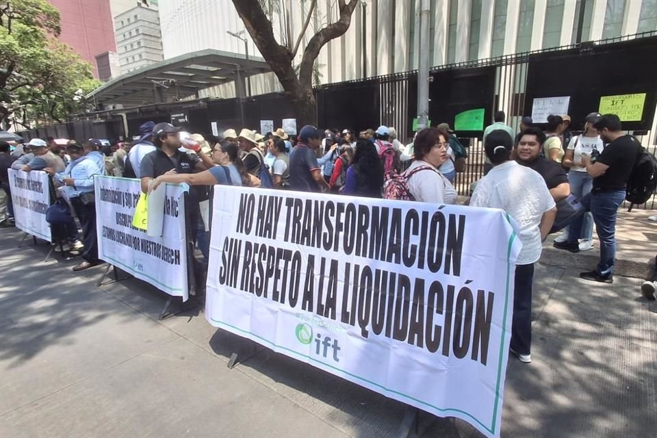 Un grupo de empleados del extinto IFT protestaron en el Senado y cerraron los accesos a la sede parlamentaria por sus indemnizaciones.