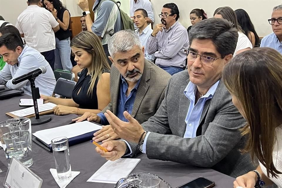 Funcionarios estatales acudieron al Congreso de Jalisco a una mesa de trabajo sobre el Siapa.