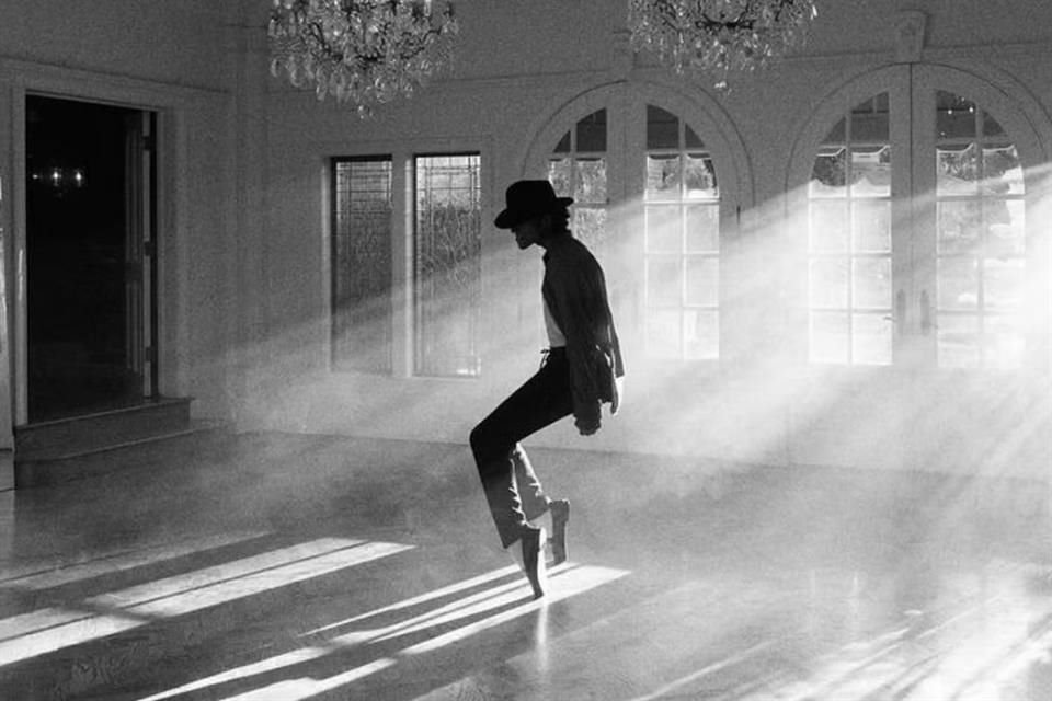 La película, protagonizada por el sobrino de Michael, Jaafar Jackson, quien debuta como actor con este proyecto, presuntamente abordará en algún momento las acusaciones de abuso sexual.