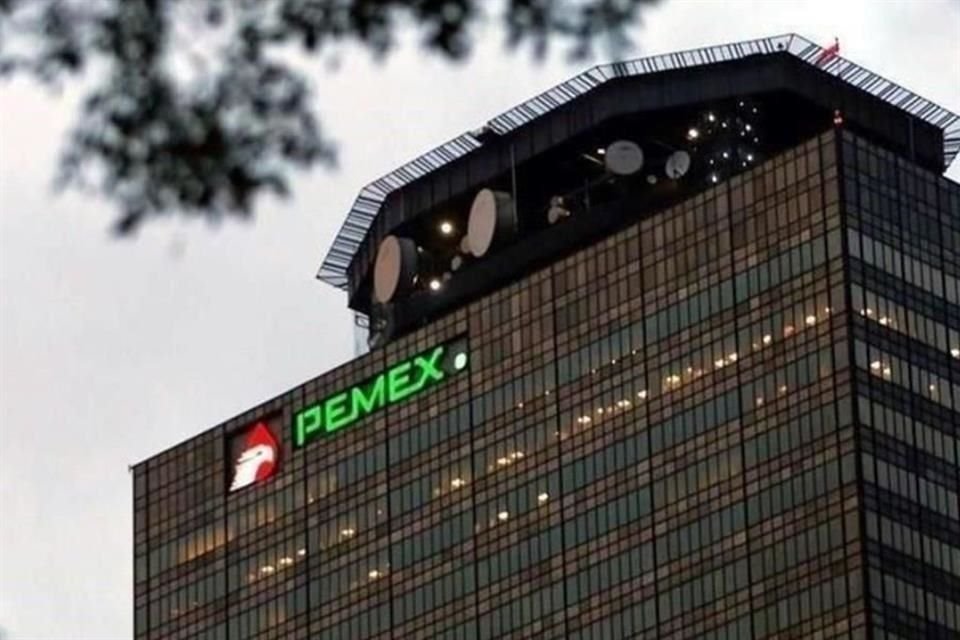 Pemex perfila recorte de 3 mil plazas a su personal de confianza en busca de ahorro de 10 mil 494 mdp, pero el sindicato sigue intocable.
