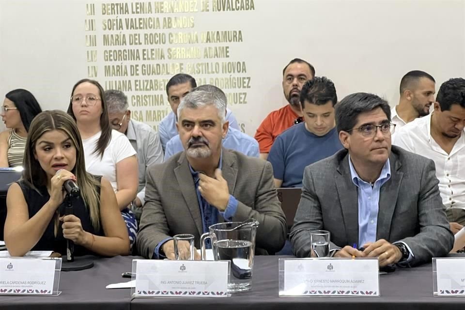 Antonio Juárez Trueba (centro), durante mesa de trabajo en el Congreso.
