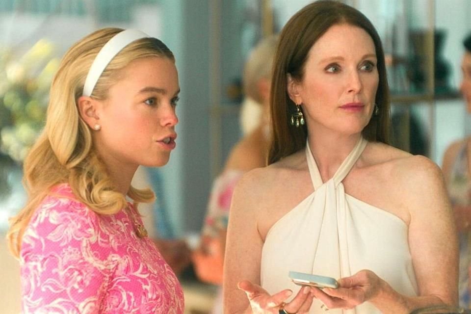 Kiki tiene una joven asistente llamada Simone, interpretada por Milly Alcock.