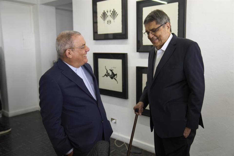 Ramírez habla con el escritor Horacio Castellanos Moya, de El Salvador.