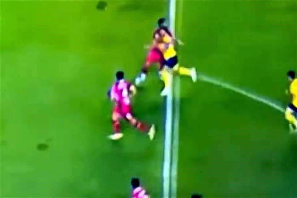Esta es la jugada en la que el delantero americanista es abrazado dentro del área.