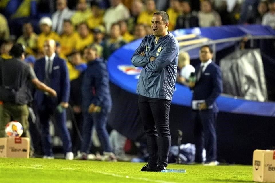 André Jardine sorprendido por las decisiones del central.