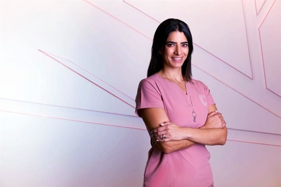 La doctora Deborah Marie Cassis Bendeck señala que primero se deben realizar estudios médicos, antes de optar por congelar óvulos o fertilización in vitro.