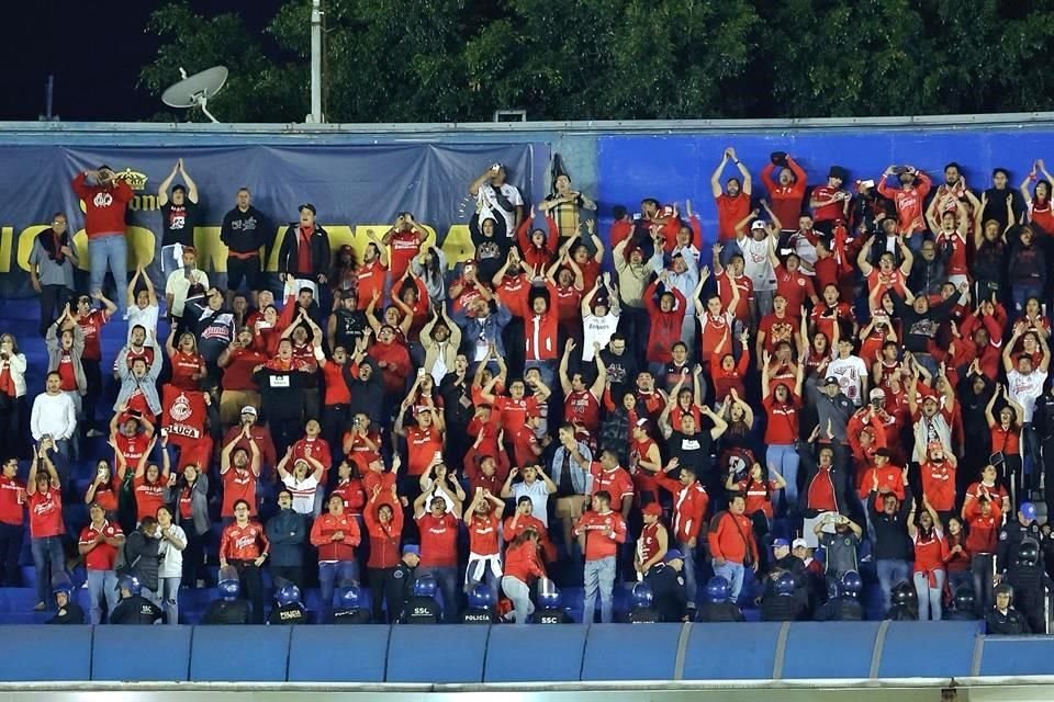 Los pocos aficionados del Toluca que se dieron cita en el Estadio Ciudad de los Deportes reconocieron el esfuerzo de su equipo.