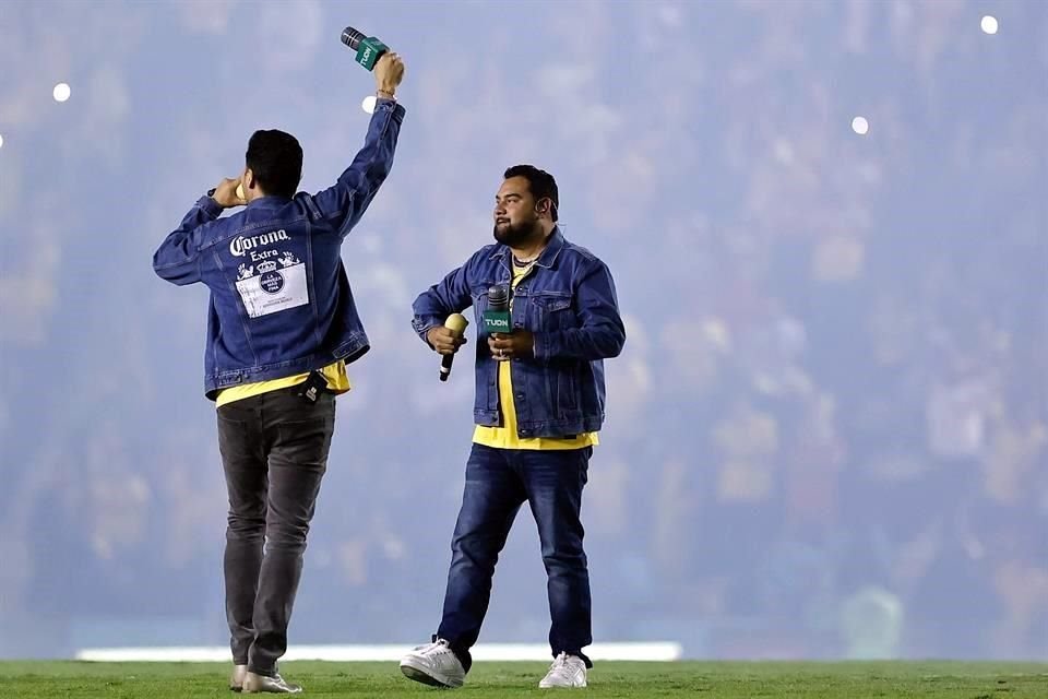 En el descanso, Alan Ramírez y Oswaldo Silvas, vocalistas de la Banda MS, interpretan 'Mi mayor anhelo', canción que ha servido como un himno para la afición americanista.