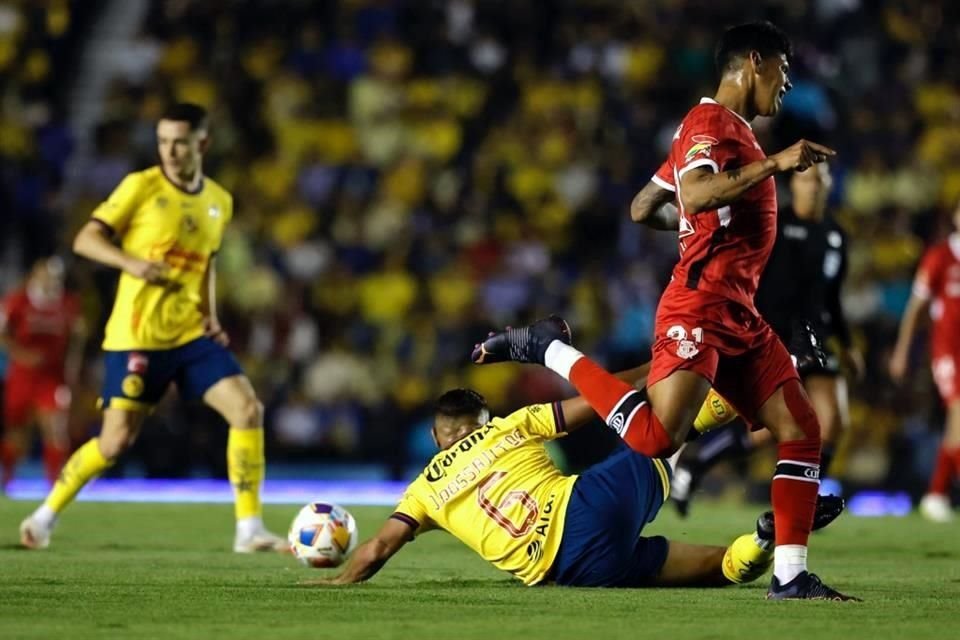 Las Águilas casi no le dieron libertad al rival para crear llegadas claras.