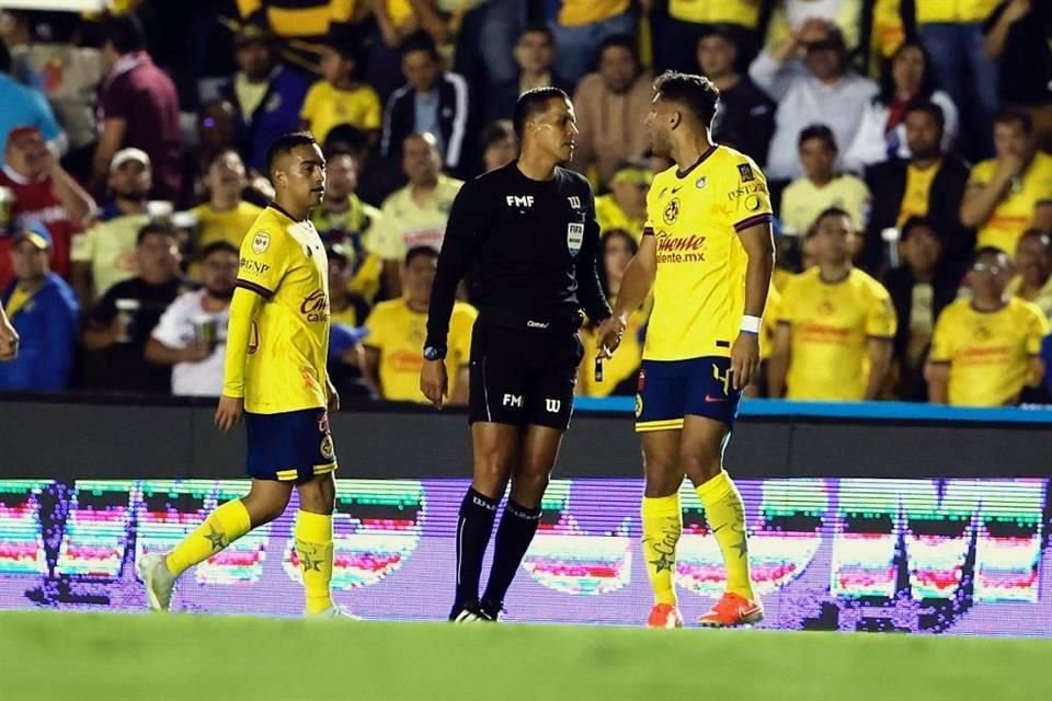 El central Daniel Quintero generó polémicas por su decisiones.