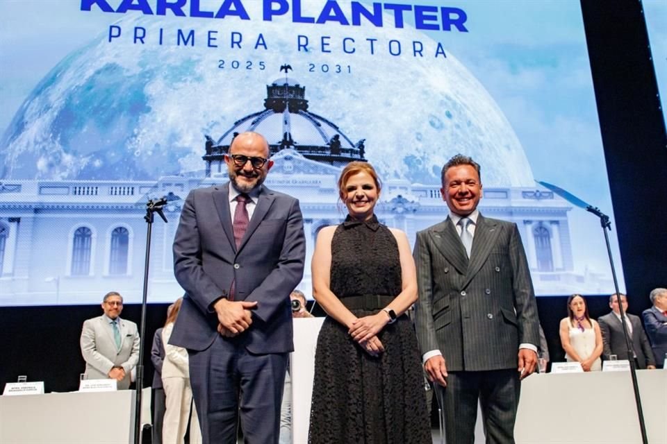 Planter'ın UdeG Rektörü olarak göreve başlaması sırasında Ricardo Villanueva, Karla Planter ve Pablo Lemus.