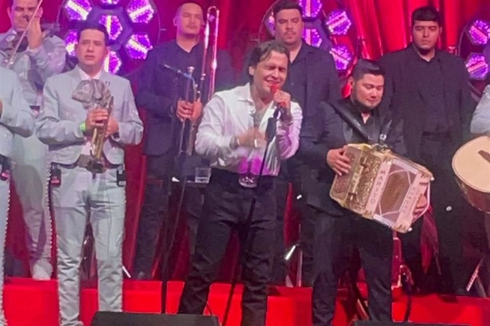 Christian Nodal regresa al género 'mariacheño', que lo lanzó a la fama, con su álbum 'Quien + Como Yo', el cual presentó en la CDMX.
