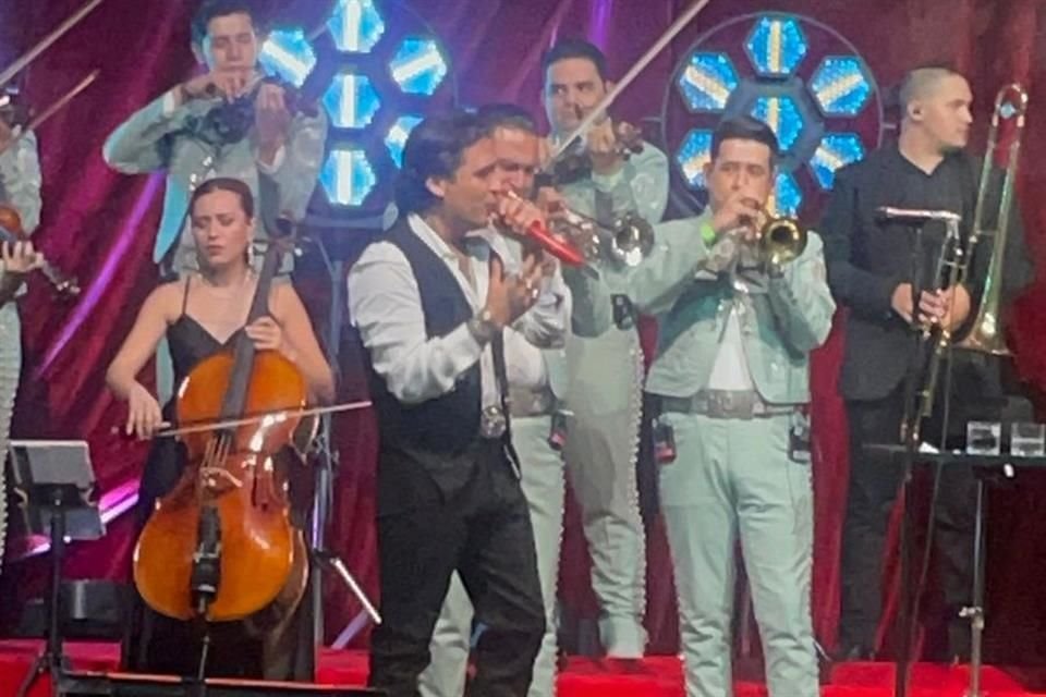 La noche de este jueves, el cantante sonorense junto con sus músicos se apoderaron del Foro Puebla para interpretar casi todo el disco en su totalidad.