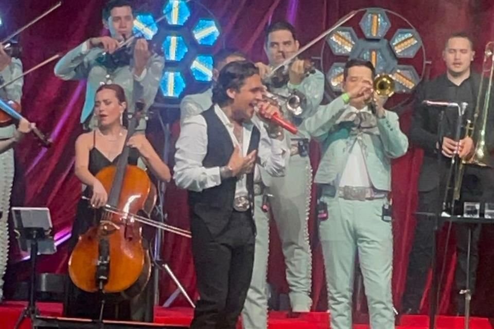 Algunas de las melodías que sonaron en la primera parte del show fueron 'Amé', 'Sé Feliz por Mí' y 'No Van'.