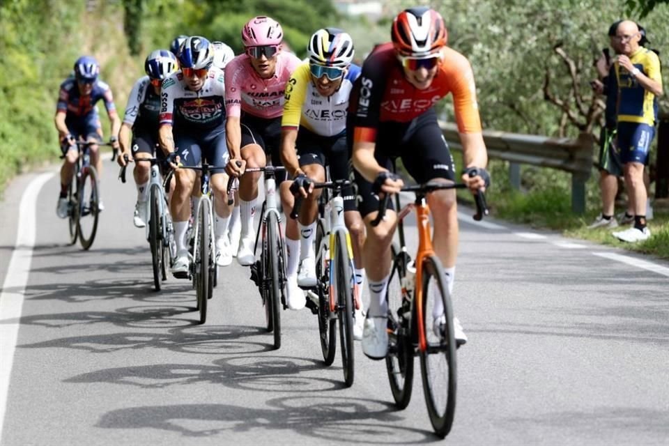Del Toro mantiene el ritmo en el Giro.