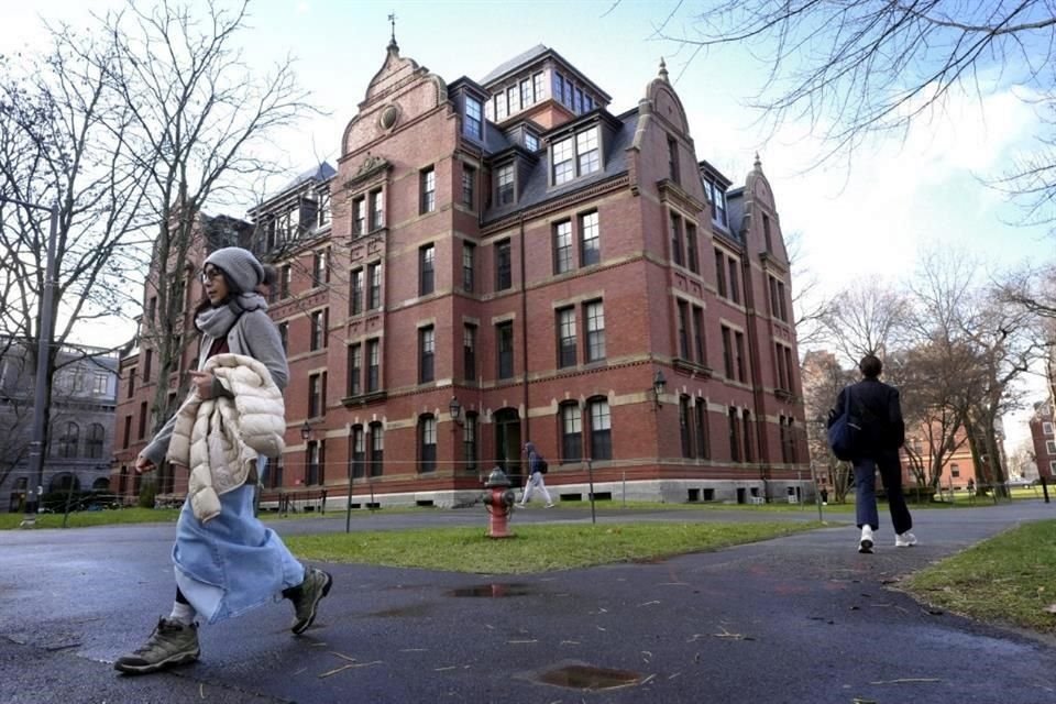 Una jueza bloqueó una medida de la Administración Trump que prohíbe el ingreso de estudiantes extranjeros a Harvard.