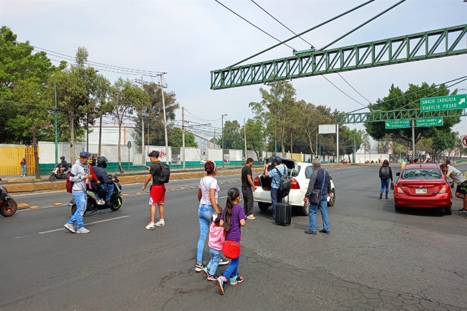 Debido al operativo policiaco y a la protesta de la CNTE, usuarios han resultado afectados.