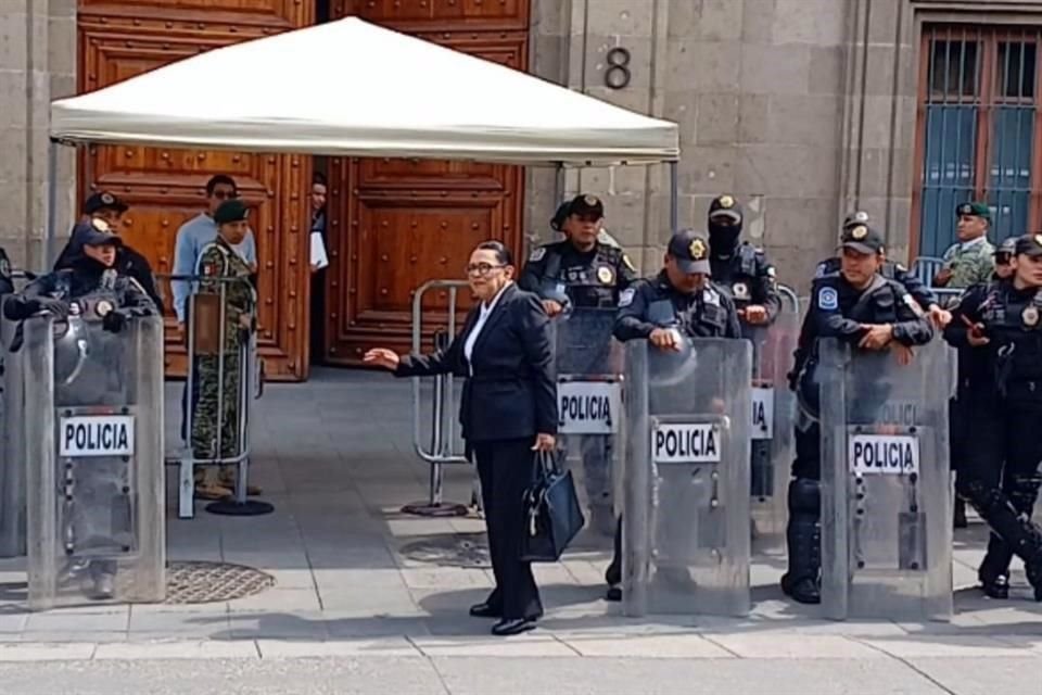 La Secretaria llegó a Palacio Nacional, donde Sheinbaum encabezará una reunión con Gobernadores.