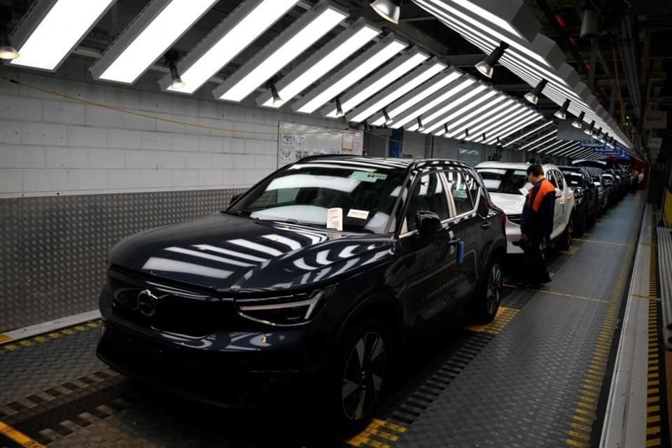 Volvo dijo que podría resultar imposible importar uno de sus automóviles más asequibles a Estados Unidos si aumentan los aranceles.