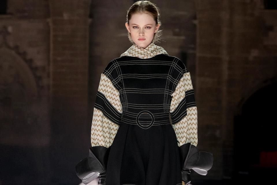 Los diseñadores de la casa de moda en encabezados por Nicolas Ghesquière presentaron sus nuevos atuendos en una construcción gótica medieval.