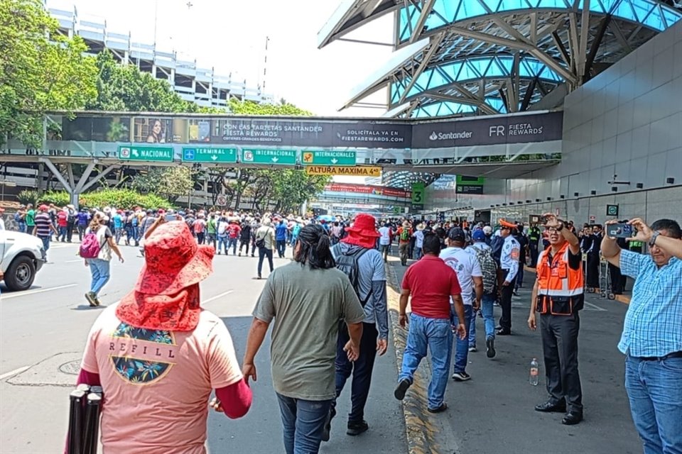 Maestros de la CNTE en la Terminal 1 del AICM.