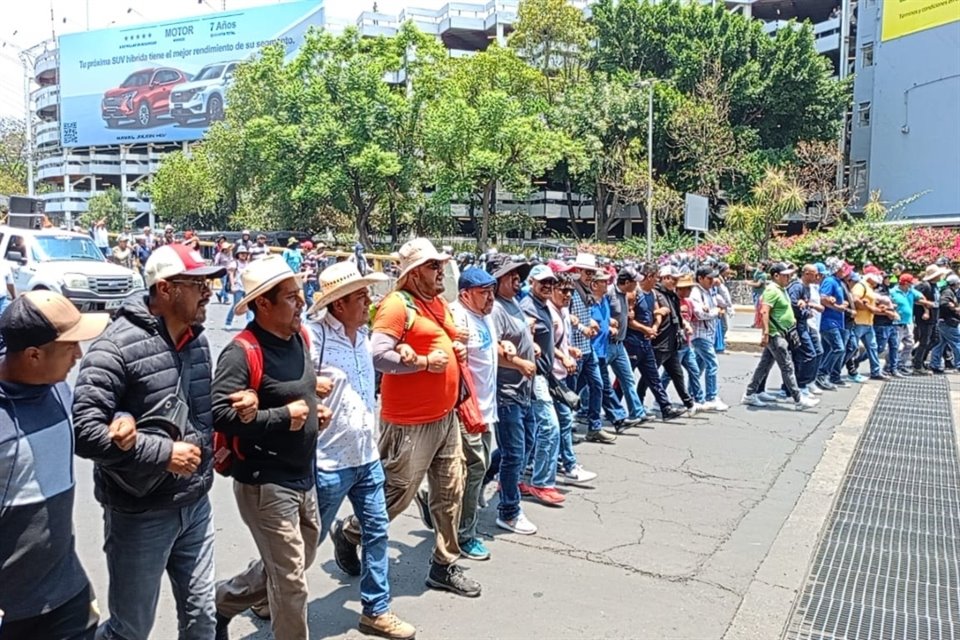 Maestros de la CNTE al ingresar a la calle de la Terminal 1 del AICM.