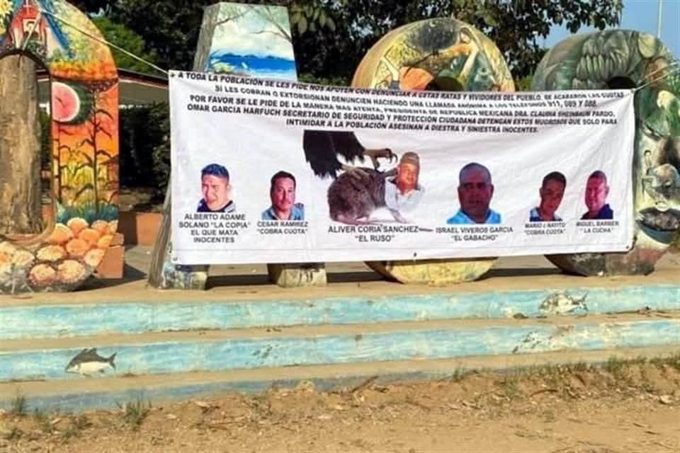 Una de las mantas en Zihuatanejo contra líder de una célula de la Familia Michoacana.