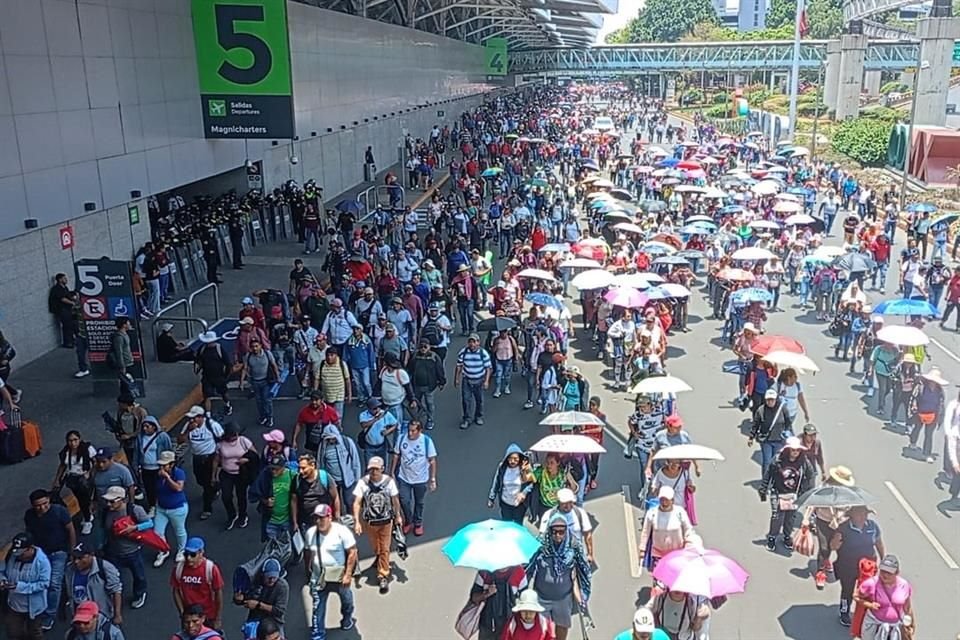 Los manifestantes ingresaron a la calle donde se encuentran las puertas a la T1.