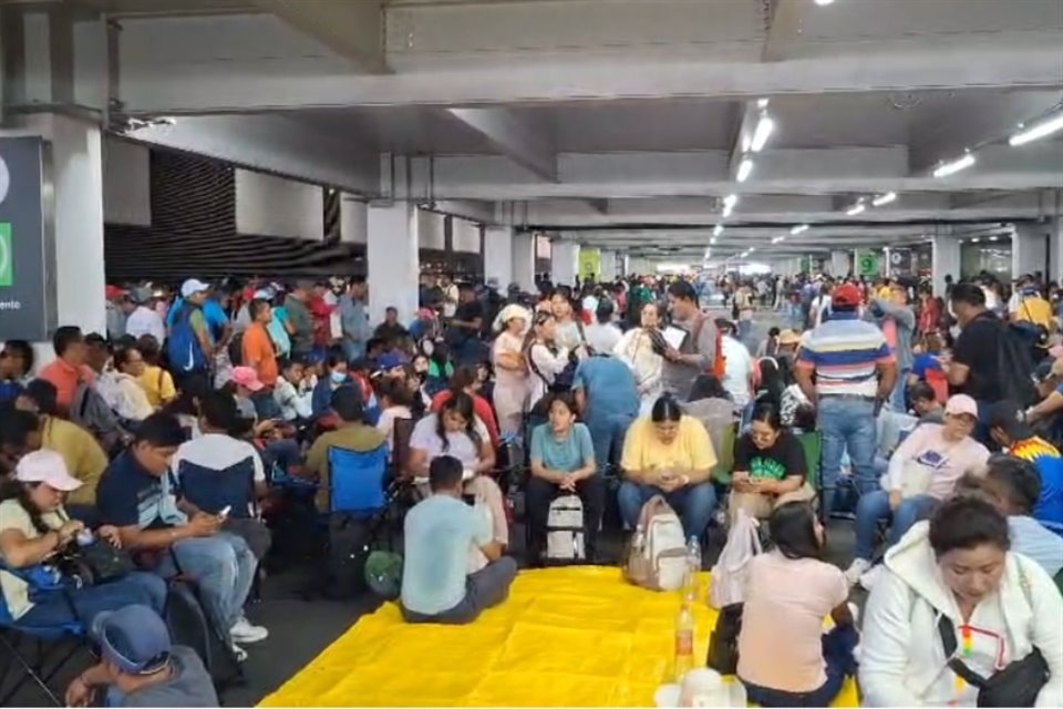 Algunos docentes entraron al estacionamiento de la Terminal 2.