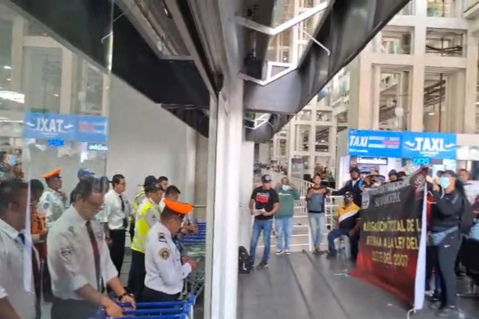 A las puertas del edificio de la Terminal 2, los maestros lanzaban consignas.