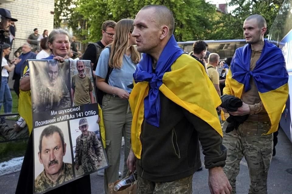 Rusia y Ucrania comenzaron un importante intercambio de prisioneros al canjear a cientos de soldados y civiles en primera fase de acuerdo.