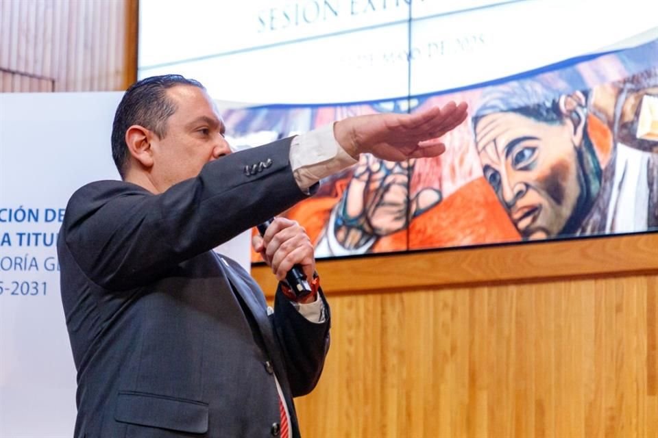 Tras darse a conocer los resultados, Najar Fuentes tomó protesta como titular de la Contraloría General de UdeG en el periodo 2025-2031.