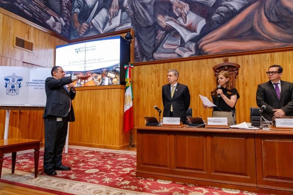 La Rectora Karla Planter le tomó protesta a Alfredo Nájar como Contralor de la UdeG.
