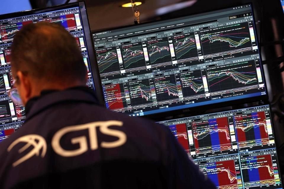 En la semana, el S&P 500 cayó un 2.6 por ciento, el Nasdaq bajó un 2.5 por ciento y el Dow Jones también cedió un 2.5 por ciento.