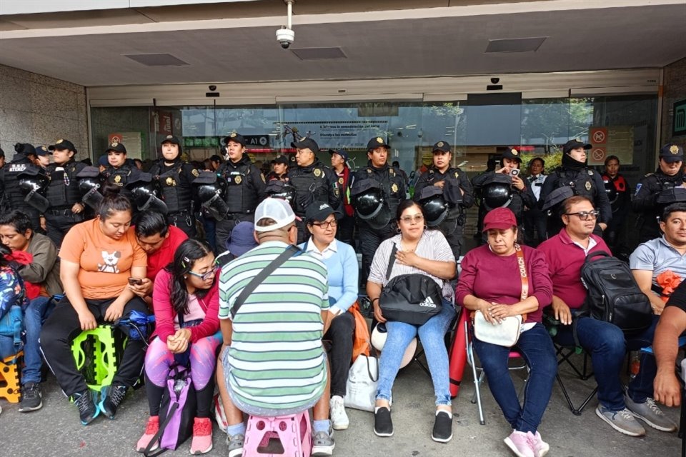 Protesta de maestros de la CNTE en entradas a la T1 del AICM.