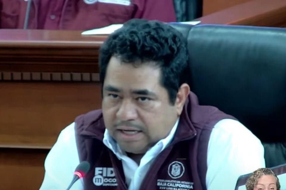 Nel difendere la governatrice della Baja California, Marina del Pilar, il deputato locale di Morena, Fidel Mogollón, ha affermato di conoscere narcotrafficanti e trafficanti con visti.