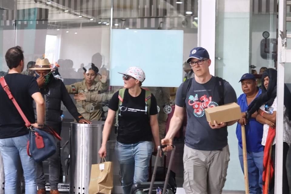 El plantón de maestros de la CNTE en el AICM afectó con demoras a 3 mil 200 pasajeros, sin se que cancelaran vuelos, informó Semar.