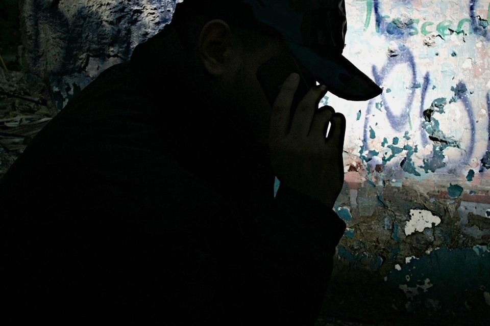 En este tipo de extorsión, los criminales tienen enganchada a una persona por llamada, mientras que alguno de sus familiares recibe otra en la que le exigen dinero.