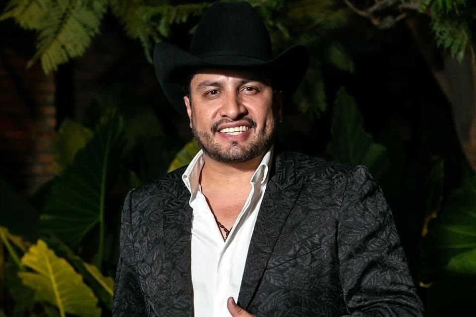 Julión Álvarez ha annunciato l'annullamento di un concerto in Texas perché non è riuscito a entrare negli Stati Uniti a causa dell'annullamento del suo visto di lavoro.