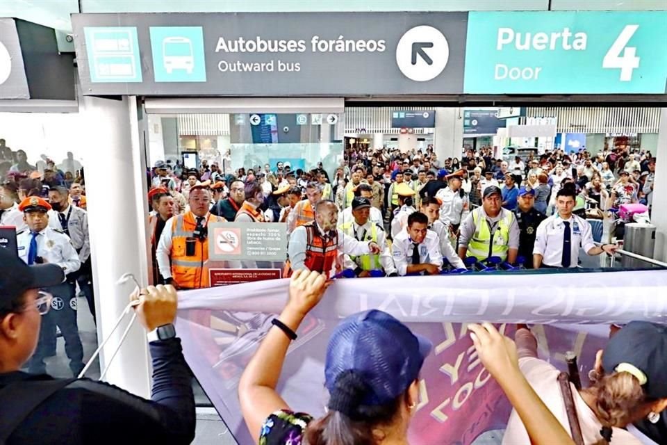 Mientras las negociaciones con el Gobierno federal quedaron en suspenso, la CNTE elevó nivel de sus protestas al bloquear accesos al AICM.