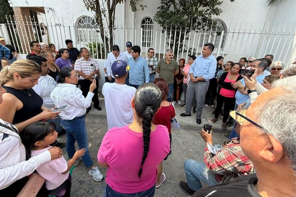 La reunión fue entre vecinos con Ernesto Marroquín, Secretario de Gestión del Agua; Antonio Juárez, director del SIAPA; Mauro Lomelí, regidor; y Miguel de la Rosa, diputado local.