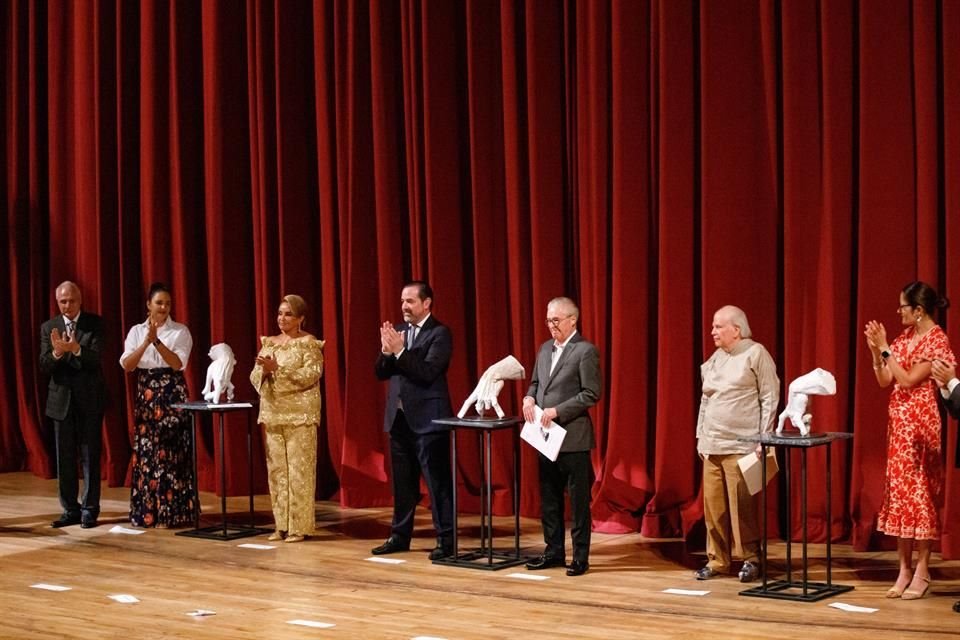 Ismael Vargas, Lorenza Dipp y Enrique Ibarra fueron reconocidos en el Teatro Degollado en la segunda edición del Galardón Don Jorge Garciarce.