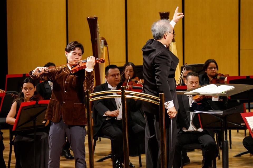 La OFJ, dirigda por el estadounidense Toshiyuki Shimada y con el violinista Timothy Chooi, brindó un concierto magistral en el Teatro Degollado.