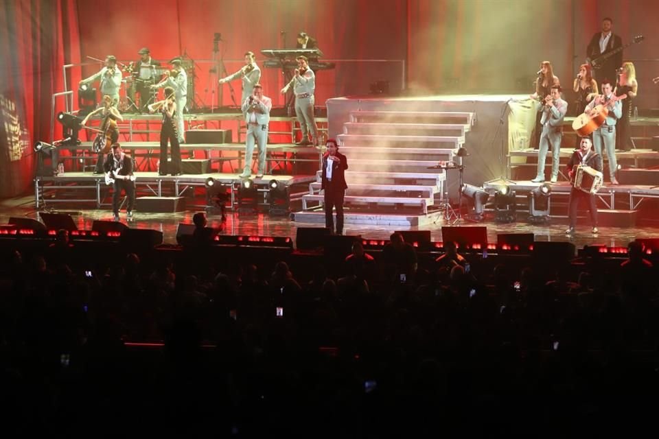 Nodal regresó a Jalisco con bombo y platillo, celebrando en el Auditorio Metropolitano la salida de su disco ¿Quién + Cómo Yo?