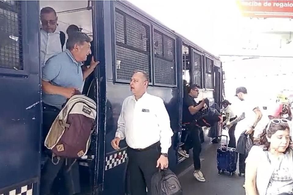 Las autoridades estimaron que en las protestas participaron unos 10 mil maestros. Algunos pasajeros debieron ser transportados en camiones de la Policía.